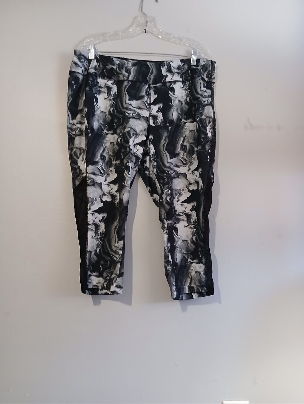 Avia Womens Brand Black and White Marble Print Leggings. Size 2X